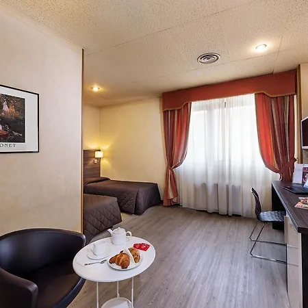 Jr Amadeus Hotel