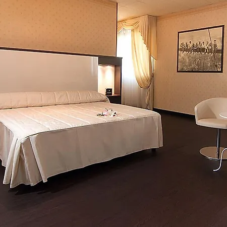 Jr Amadeus Otel Bolonya