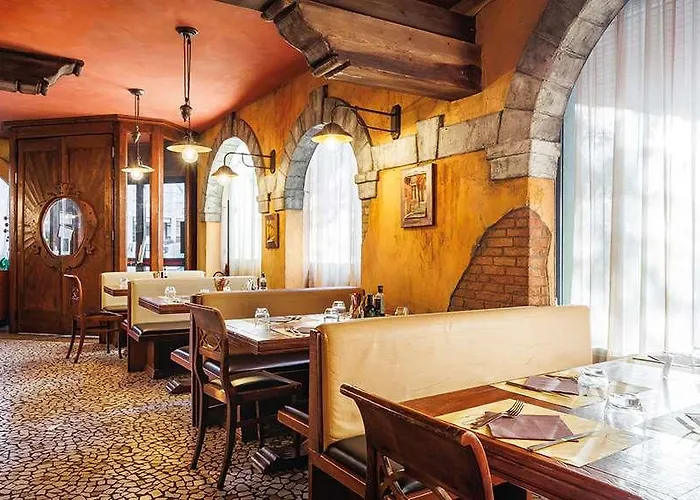 Jr Amadeus Отель